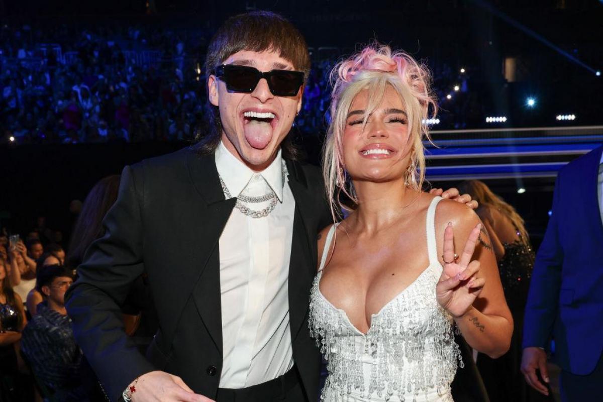 Peso Pluma saluda a Karol G en los Billboard Latin Awards 2023