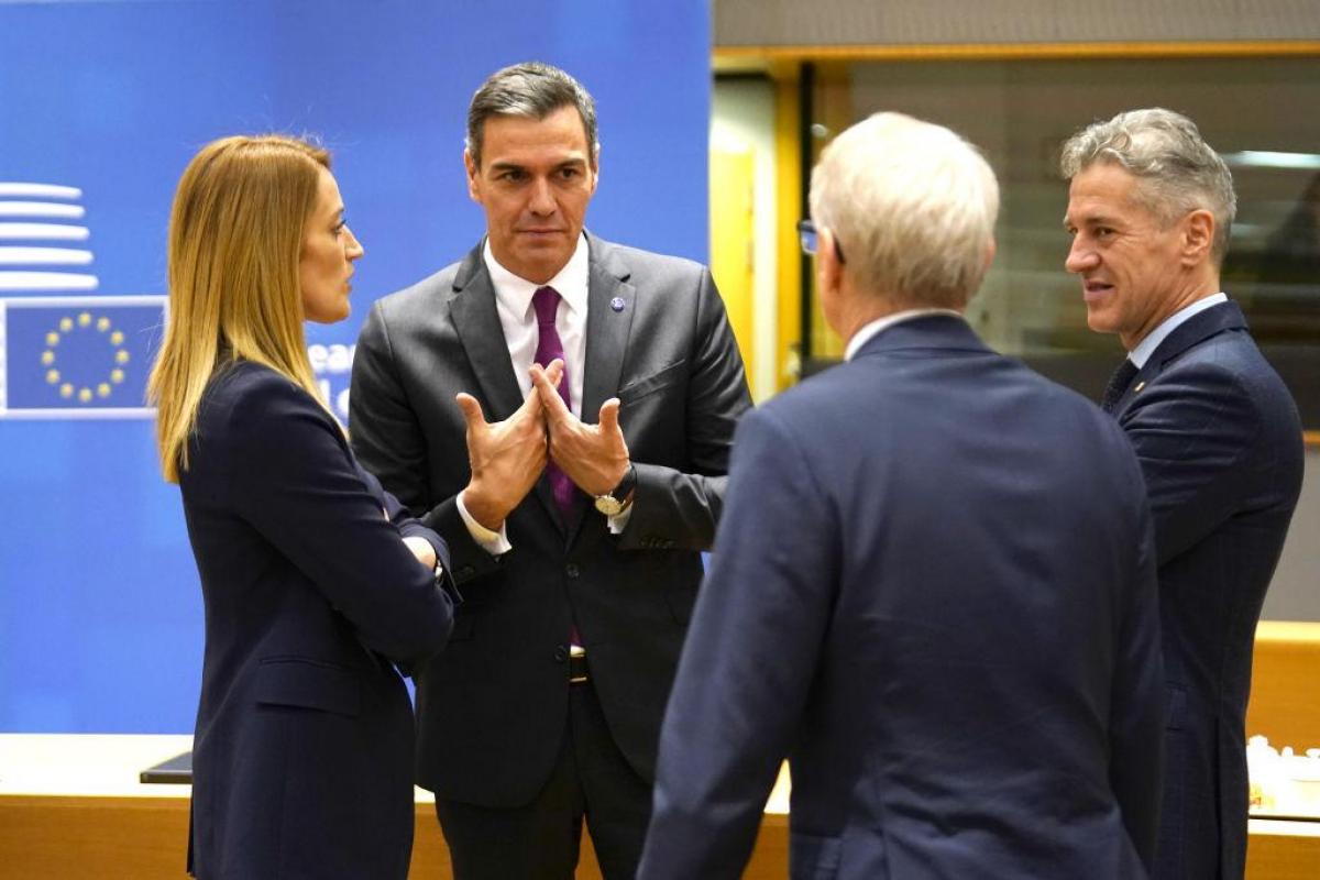 Pedro Sánchez conversa con varios líderes europeos, entre ellos la presidenta de la Eurocámara, en la reunión del Consejo de este jueves