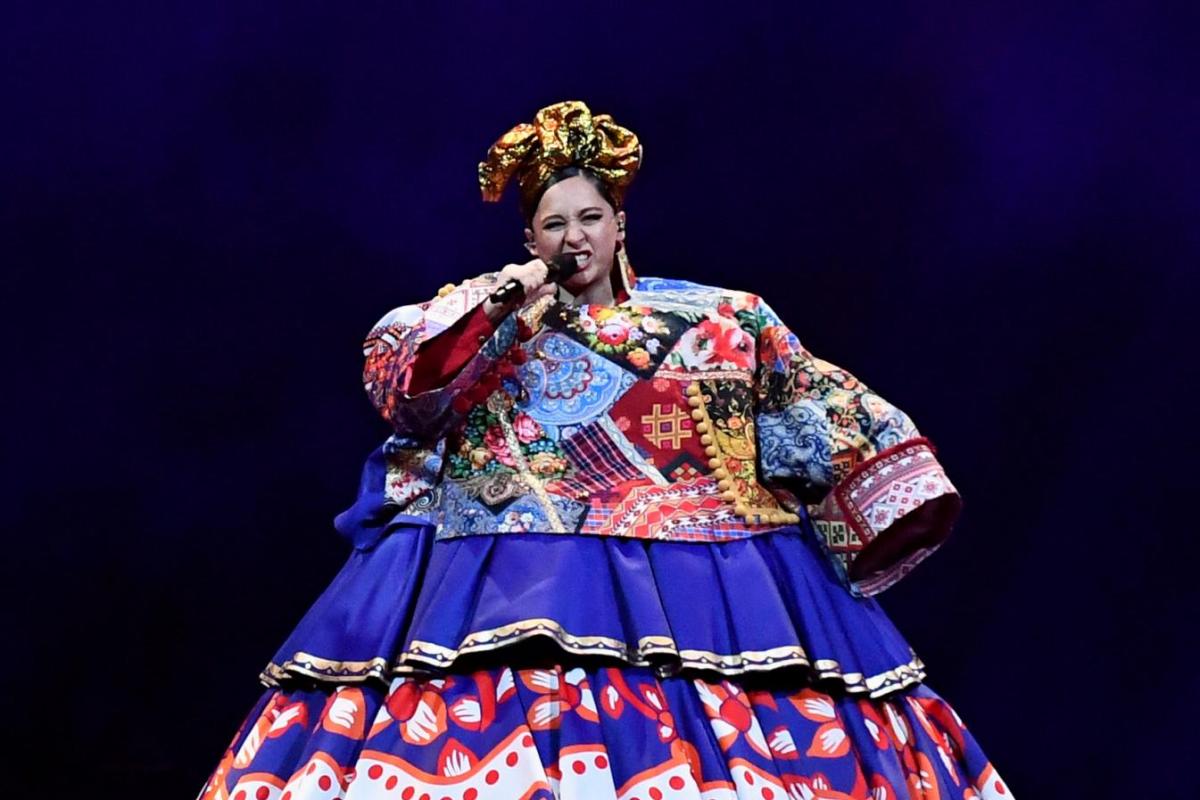 Manizha, representante de Rusia en Eurovisión en la final de Rotterdam de 2021.