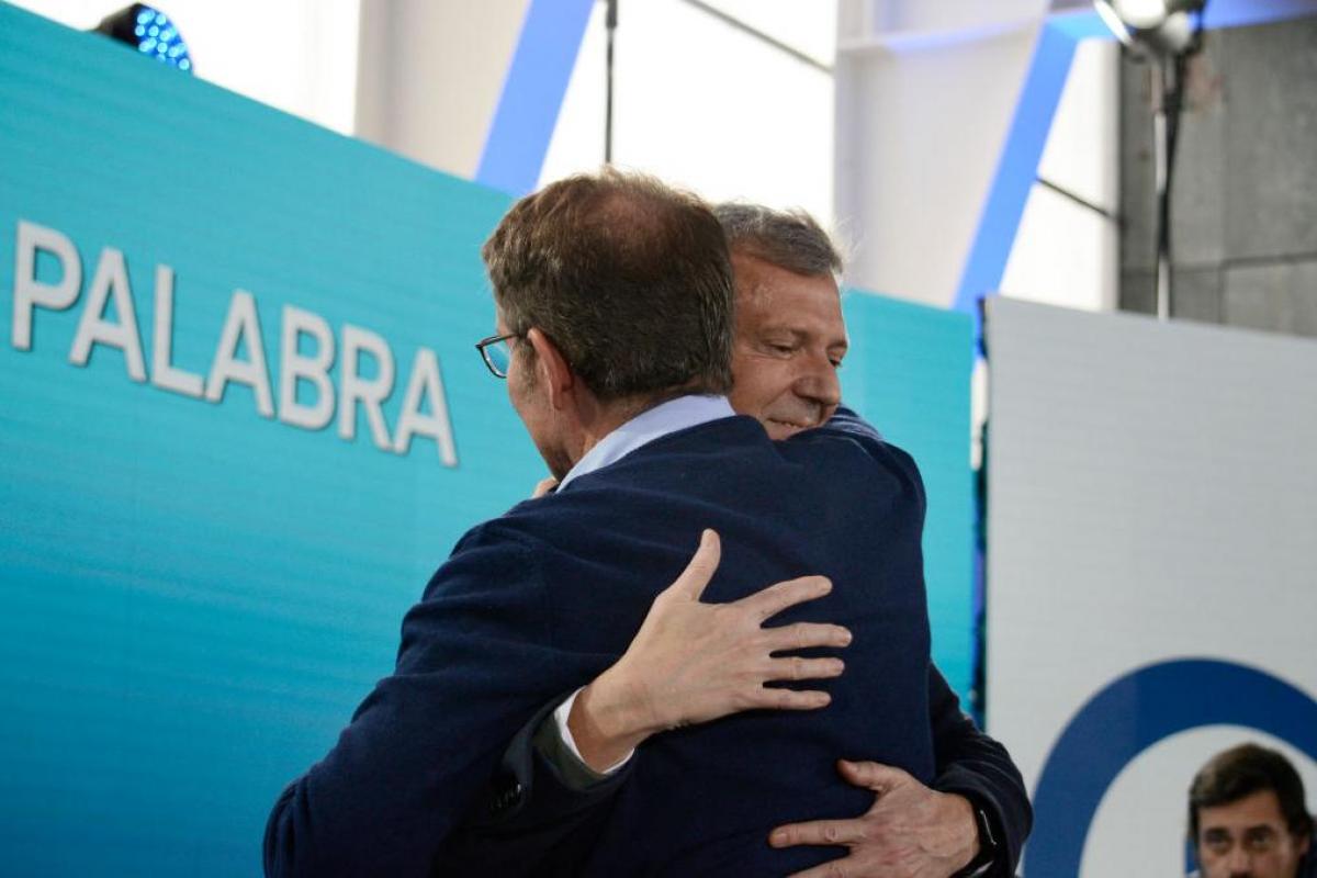 Alberto Núñez Feijóo abraza a Alfonso Rueda en un acto electoral del Partido Popular.
