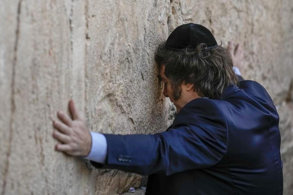 El presidente argentino, Javier Milei,  visita el Muro de las Lamentaciones en Jerusalén.