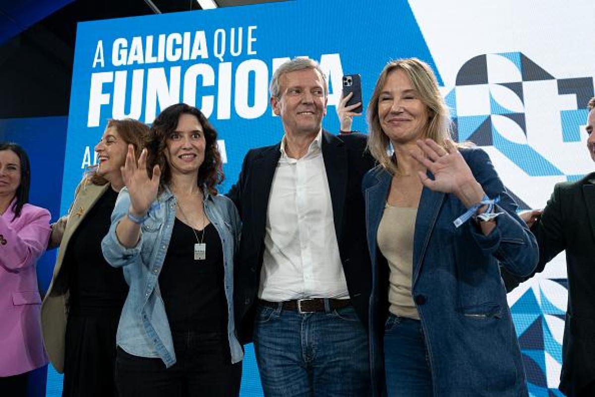 La presidenta madrileña, Isabel Díaz Ayuso, acompañando al candidato del PPdeG al 18-F, Alfonso Rueda, y la líder del PP de Vigo, Marta Fernández-Tapias.
