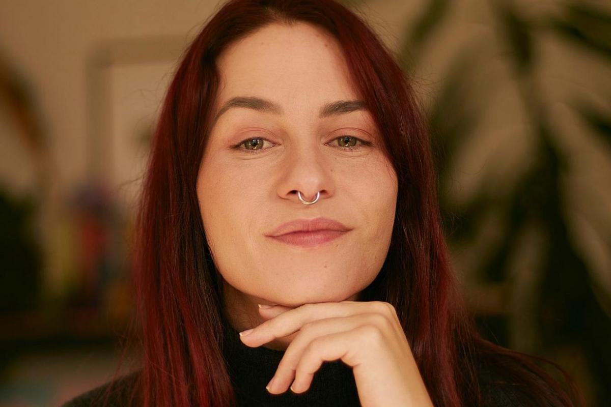 La activista y divulgadora de feminismo Júlia Salander es la moderadora del podcast de debate 'Abro paraguas'.