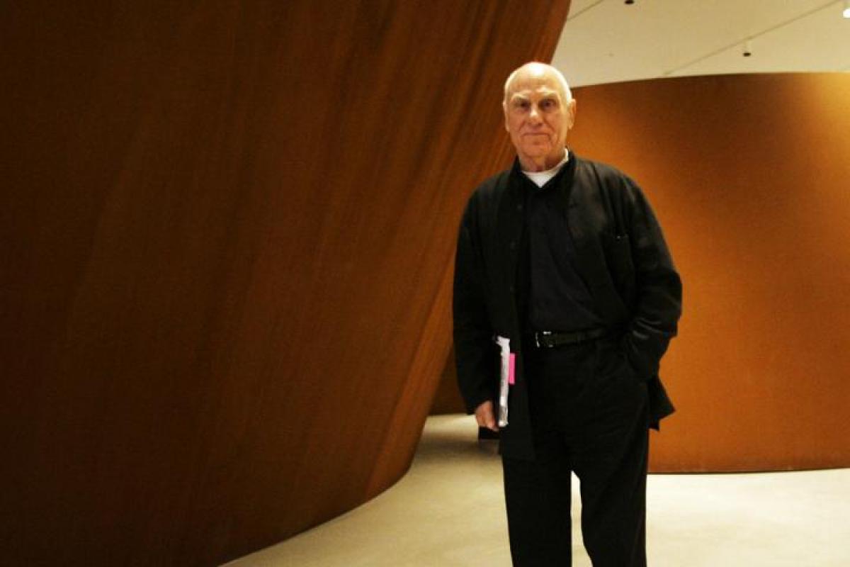 El escultor Richard Serra ante una de sus obras expuesta en el MOMA de Nueva York.
