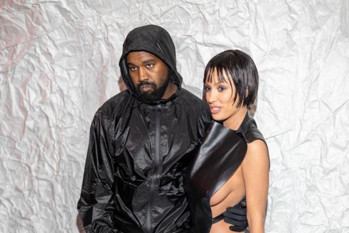 Kanye West y Bianca Censori, en la Milan Fashion Week el 23 de febrero.