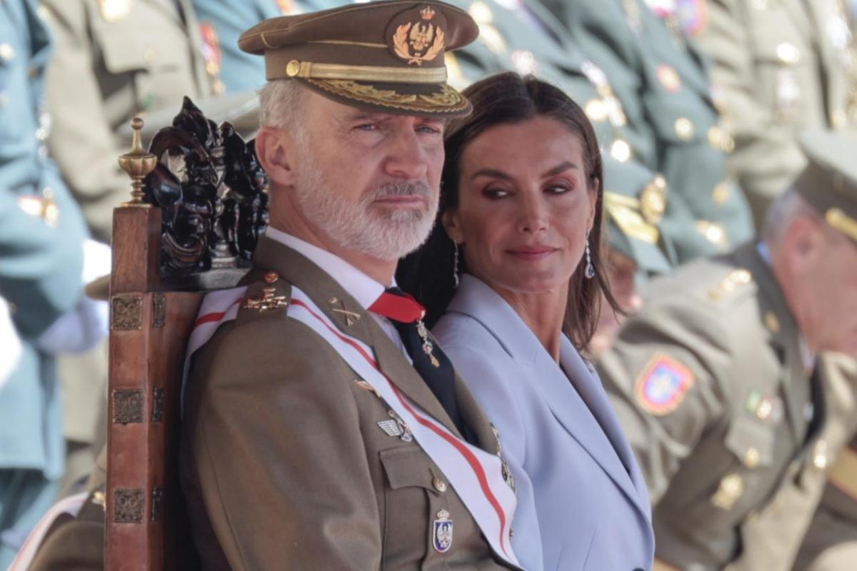 Los reyes Felipe y Letizia en el 40º aniversario de la jura de bandera de la 44ª promoción de la Academia General Militar de Zaragoza.