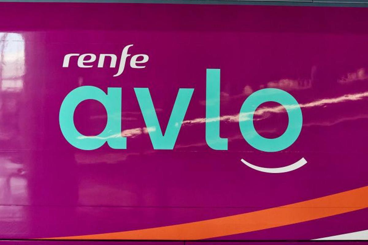 La alta velocidad low cost de Renfe, los trenes AVLO, llegarán en julio a Asturias.