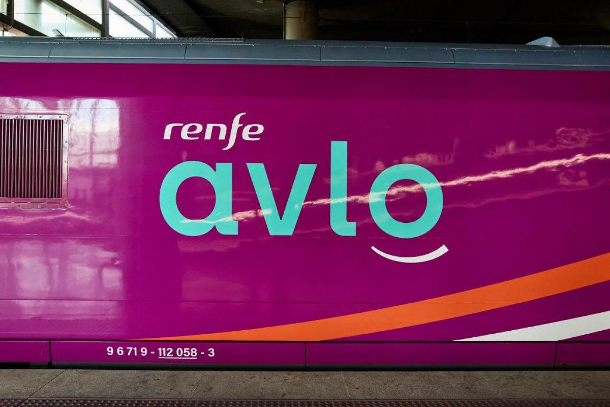 La alta velocidad low cost de Renfe, los trenes AVLO, llegarán en julio a Asturias.