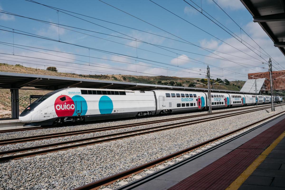 Un tren de la compañía Ouigo en la estación de Cuenca.