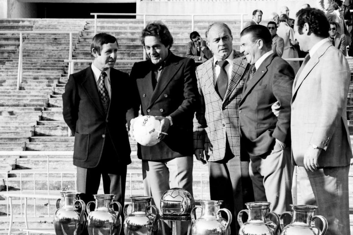 Paco Gento, el último a la derecha, posa con Raymond  Kopa, Jose Hector Rial, Alfredo Di Stefano y Ferenc Puskas junto a las seis Copas de Europa