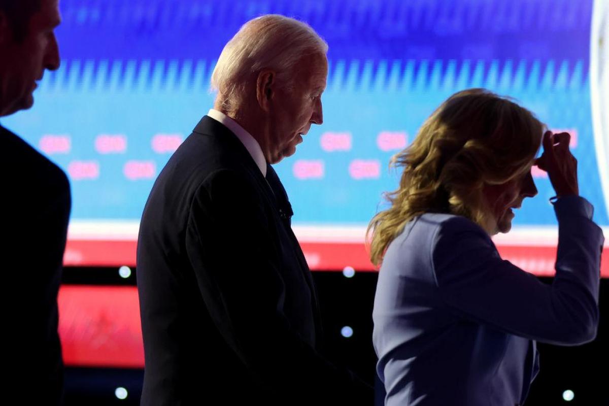 Joe Biden y su esposa Jill abandonan el plató de la CNN