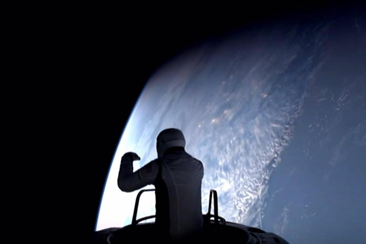 El momento en el que Jared Isaacman sale al espacio exterior