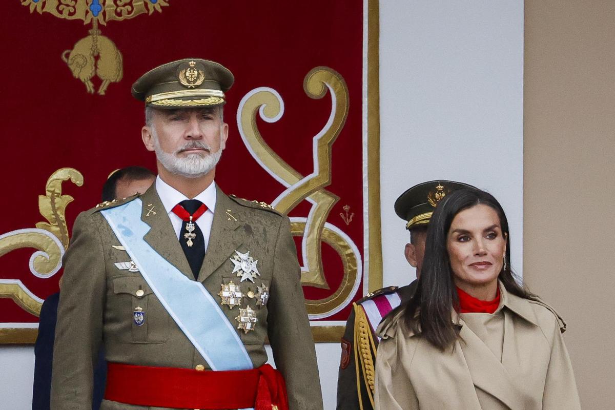 La reina Letizia junto a Felipe VI en la tribuna del desfile.