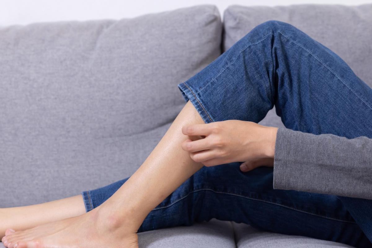 Mujer se rasca las piernas.
