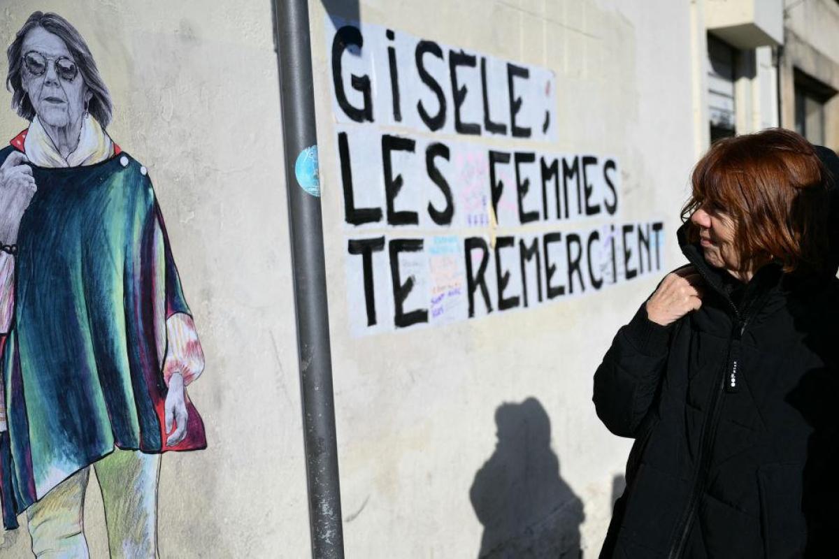 Gisèle Pelicot, frente a un mural dedicado a ella a la salida del juzgado