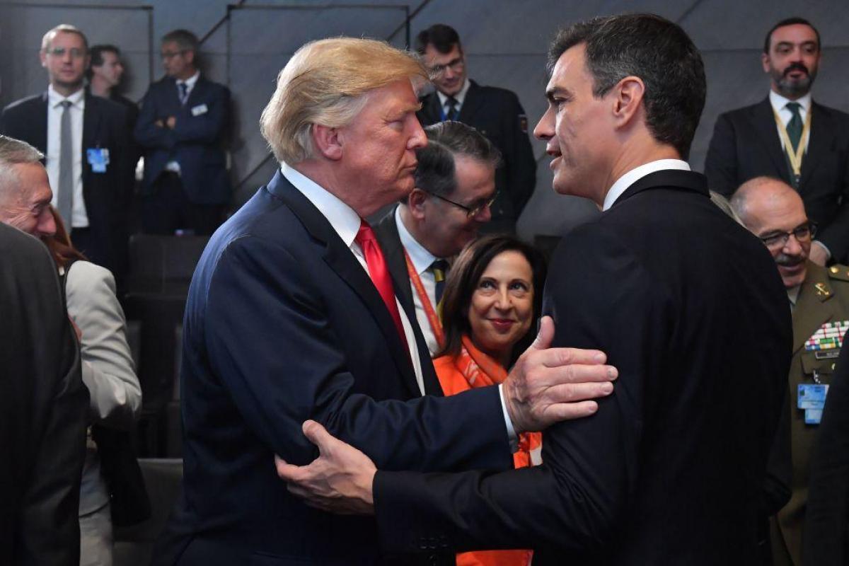 Donald Trump y Pedro Sánchez se saludan en una cumbre de la OTAN en 2018ºº