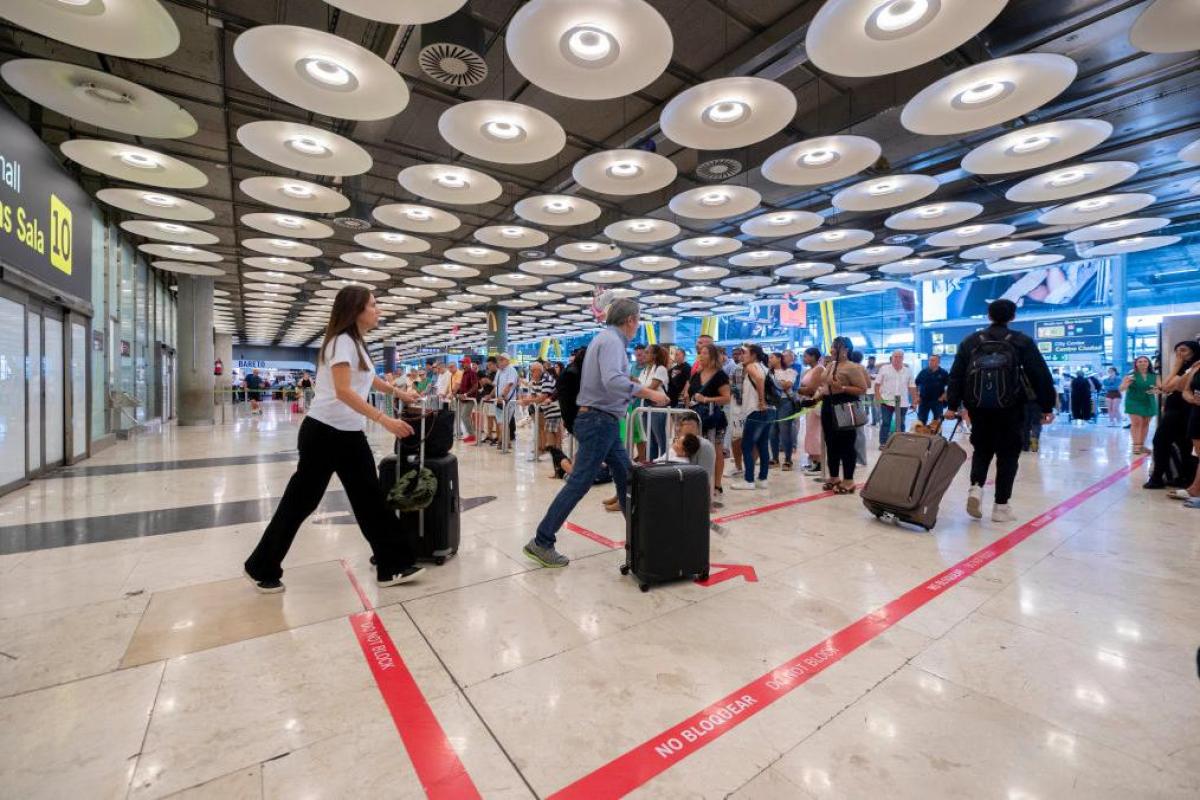 Viajeros en los pasillos del Aeropuerto Adolfo Suárez Madrid-Barajas