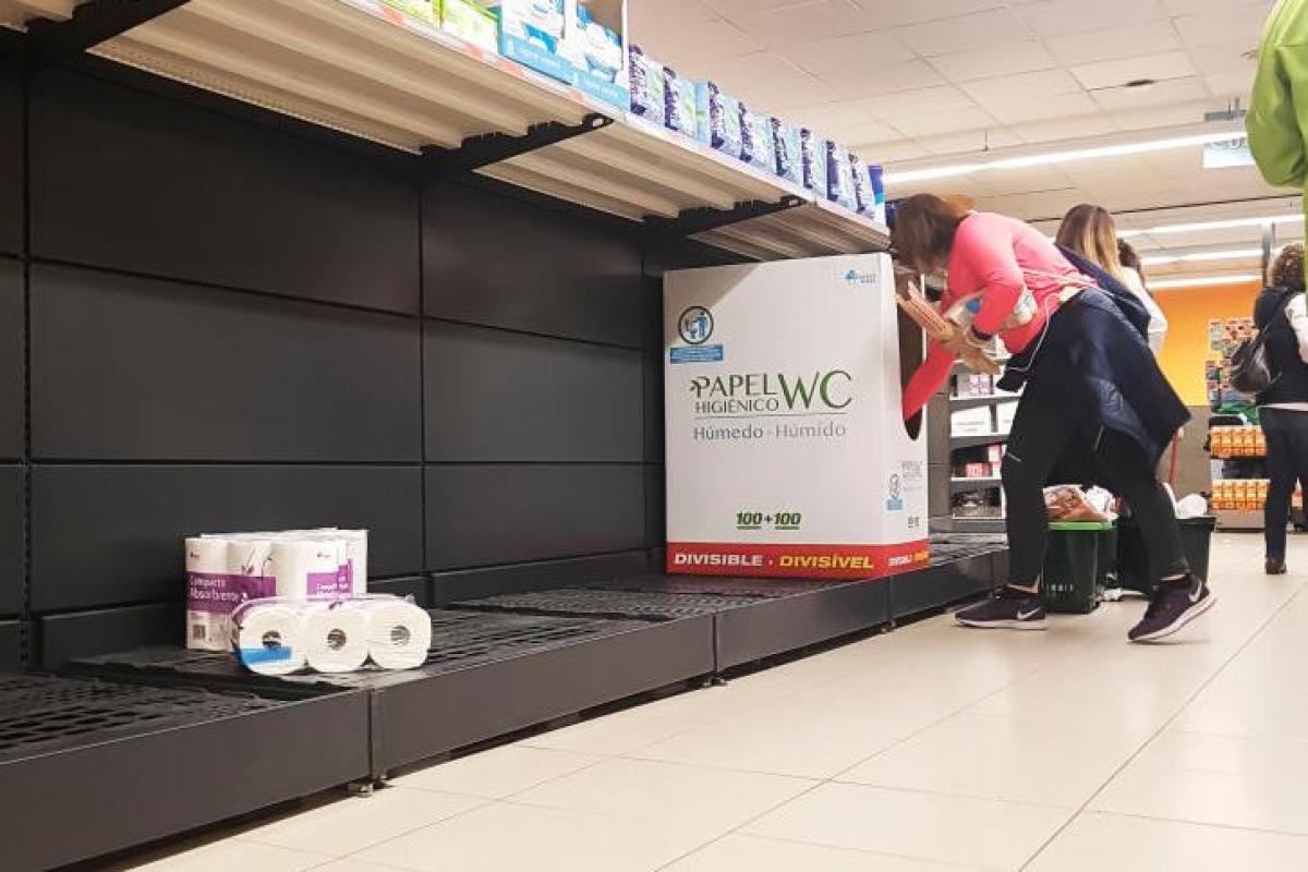 El papel higiénico de un supermercado en España, casi acabado.