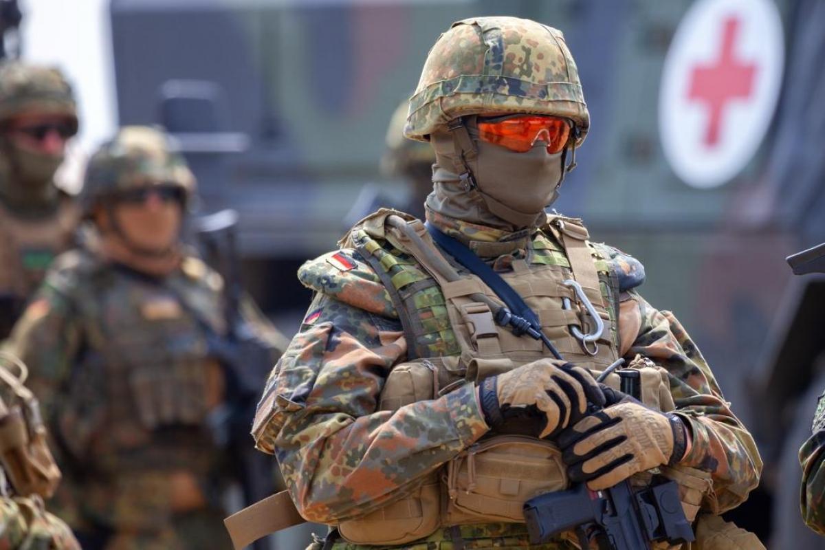 Soldados alemanes en una jornada de puertas abiertas en un cuartel militar.