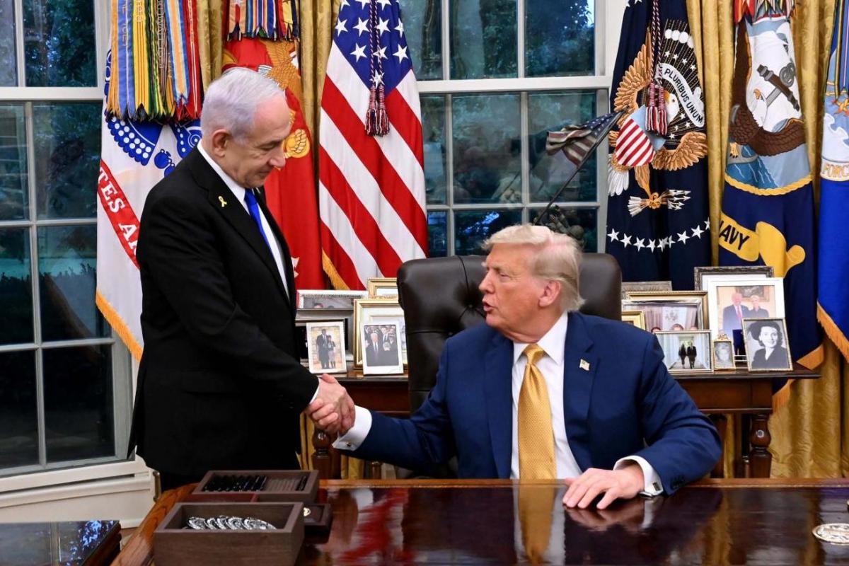 El primer ministro de Israel, Benjamín Netanyahu, saluda al presidente de EEUU, Donald Trump, en el Despacho OVal de la Casa Blanca.