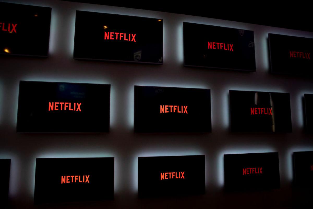 Logotipo de Netflix en varios televisores