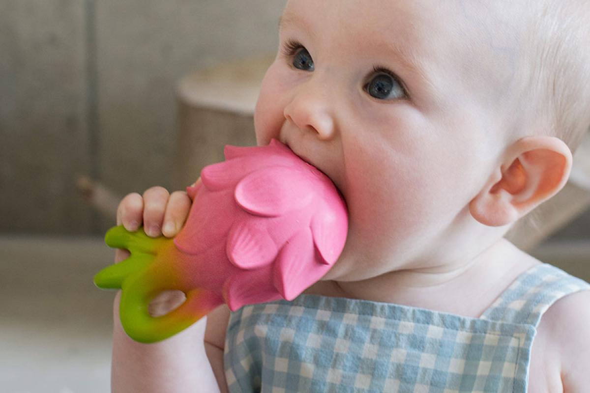 Mordedor de caucho y semillas de cereza de Oli and Carol.