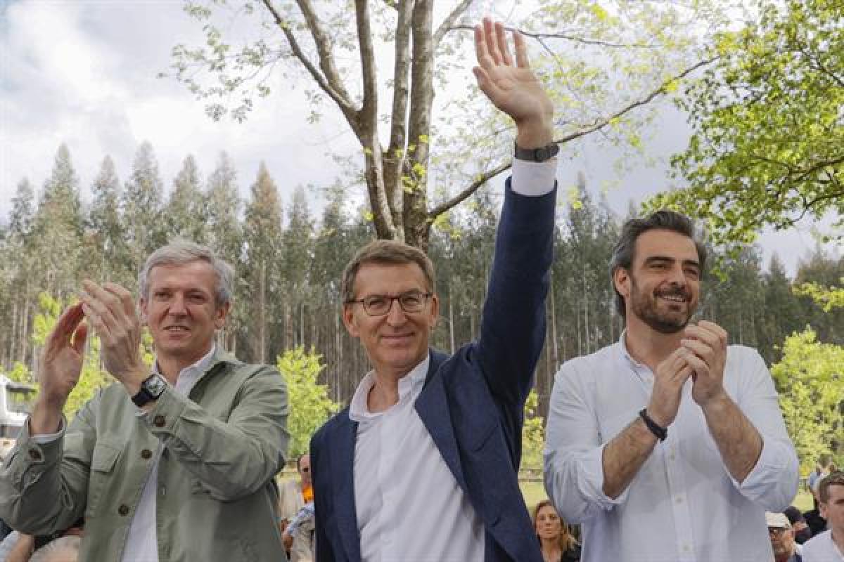 Feijóo junto a Alfonso Rueda y Diego Calvo en la romería del PP en Santiago