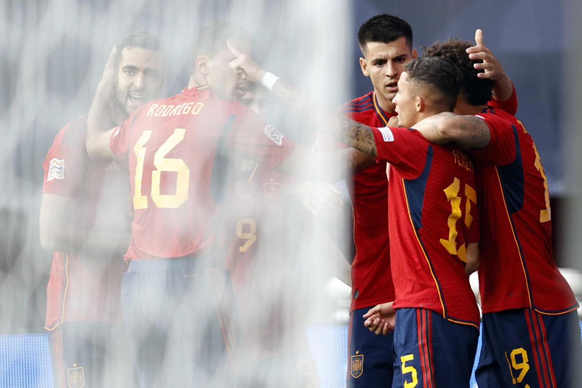 Los jugadores de la selección española celebran el 1-0, obra de Yeremy Pino
