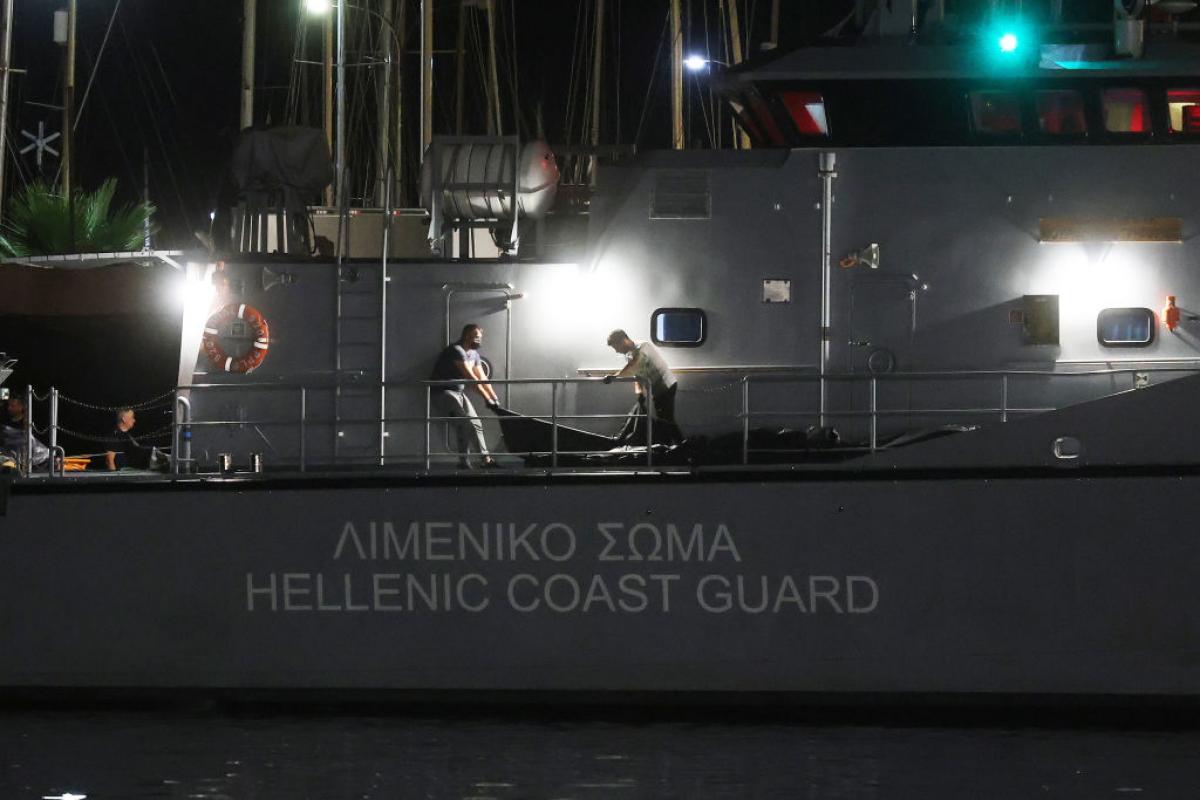 Traslado de varios cuerpos recuperados en el naufragio del pesquero en Grecia.