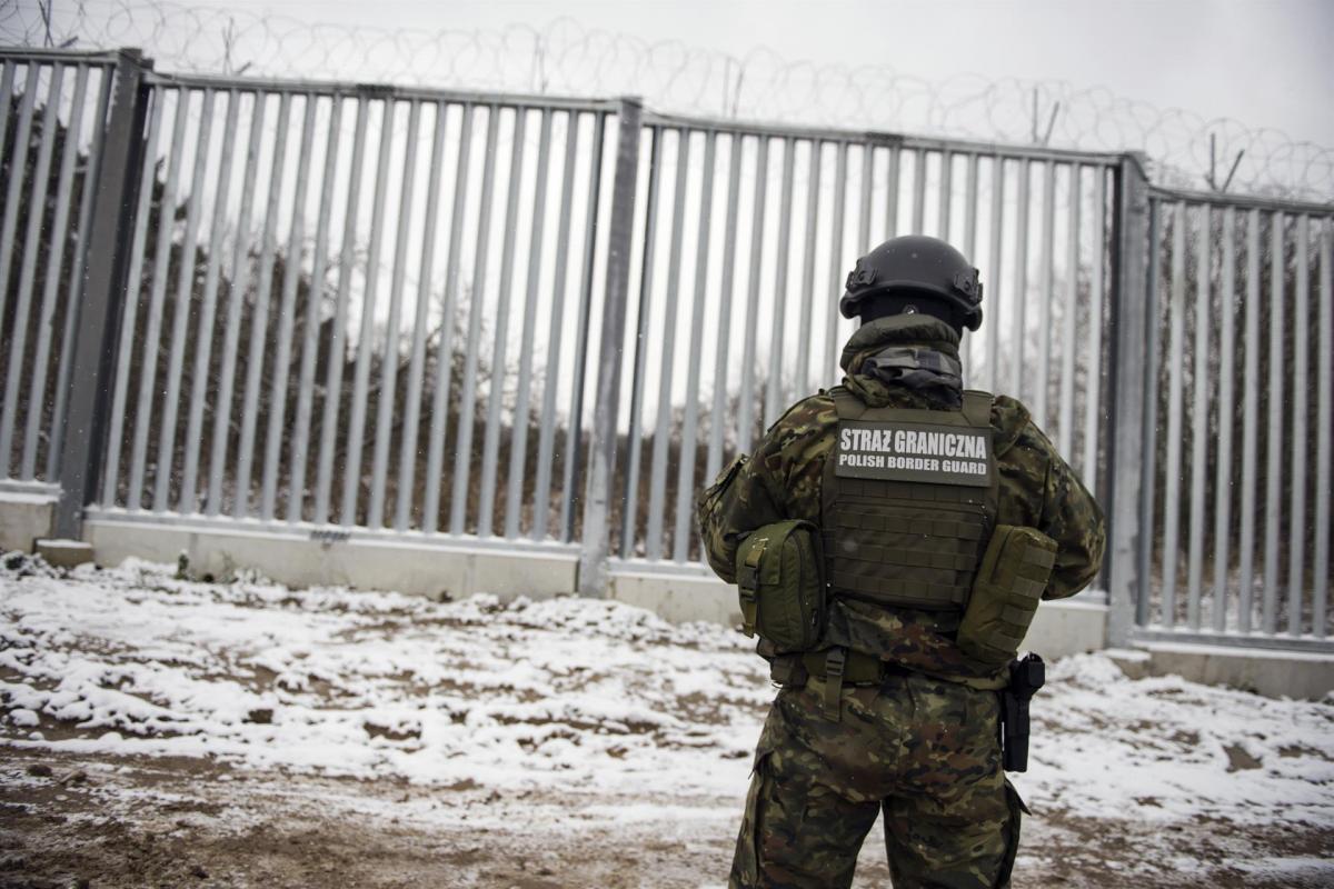 Un guardia fronterizo polaco frente a Bielorrusia