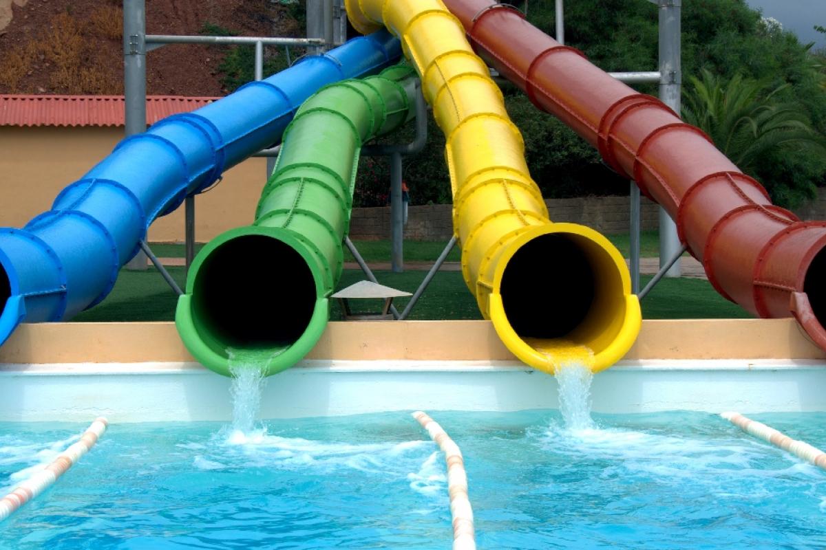 Toboganes de un parque acuático
