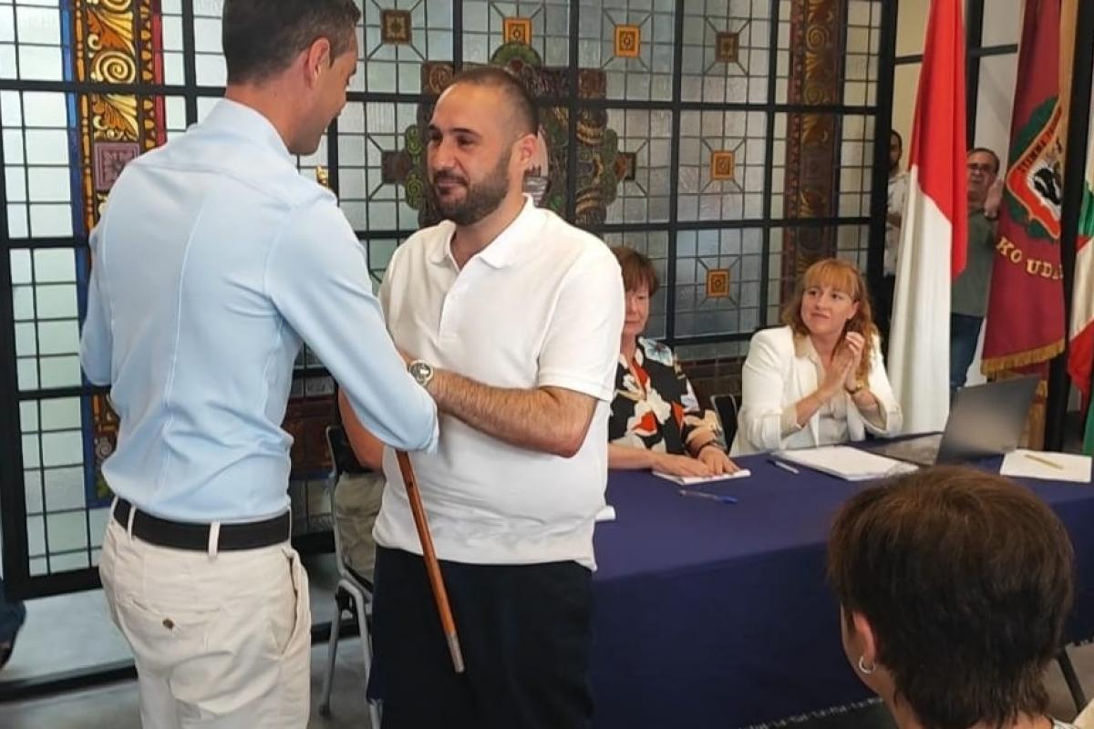 Asier Larrauri (en el centro, de blanco) toma posesión del bastón de mando del Ayuntamiento de Bermeo