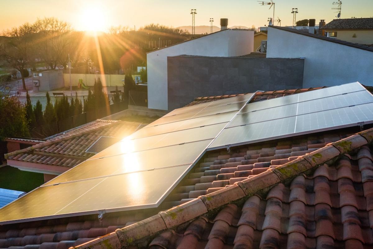 Paneles solares instalados en una vivienda en España