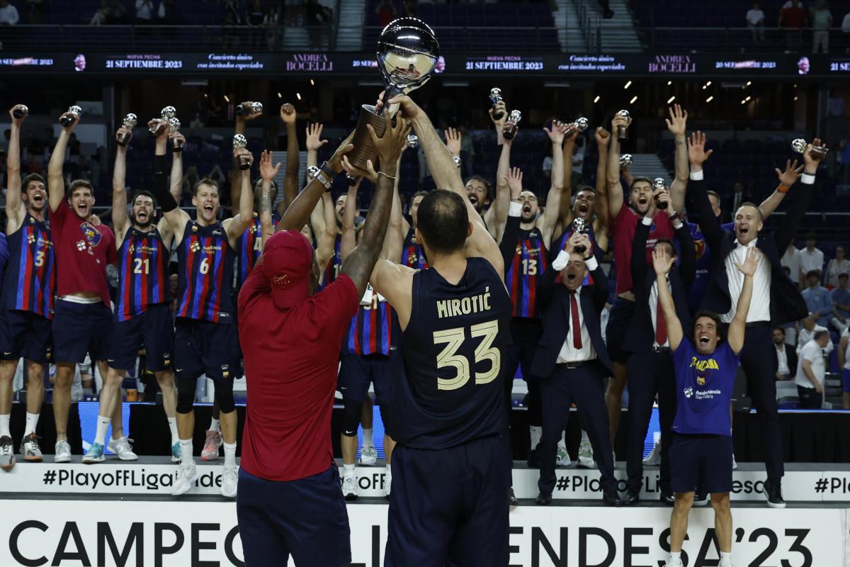 Los jugadores del Barça celebran con el trofeo el título de Liga Endesa.
