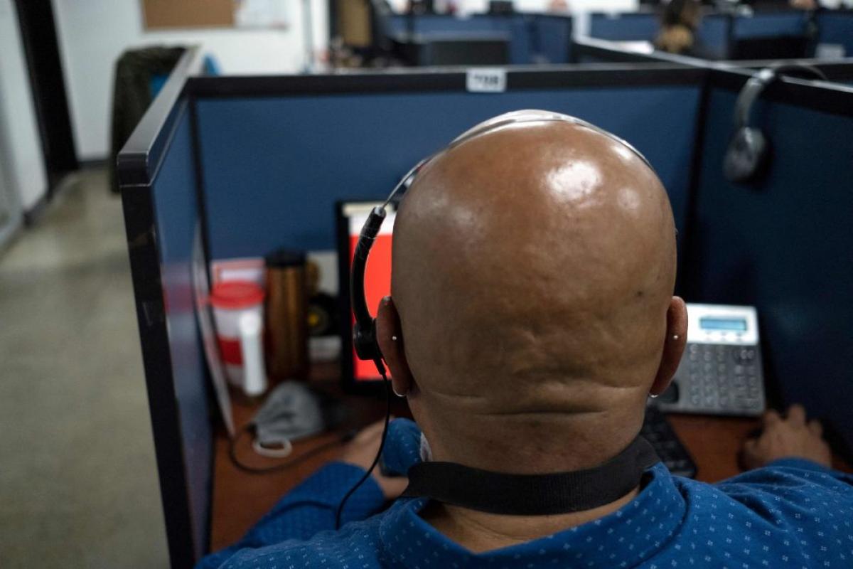 Un trabajador de un 'call center', en una imagen de archivo