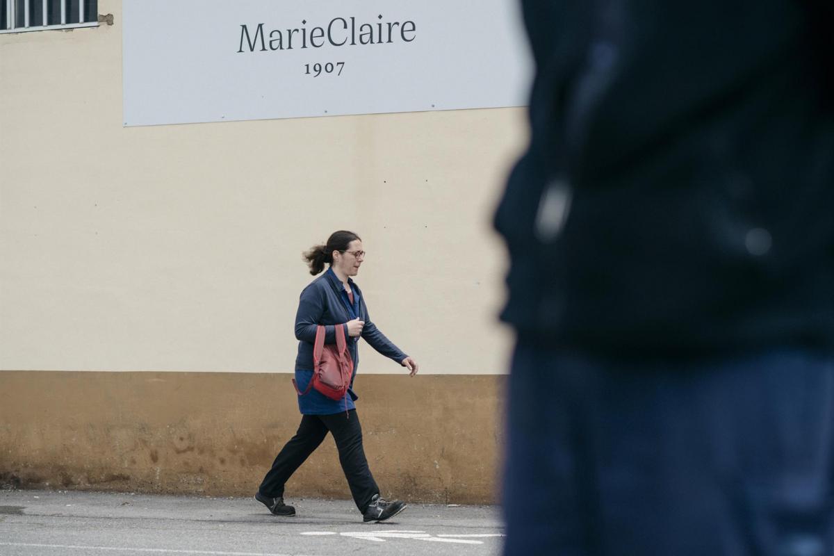 Una mujer pasa frente a la planta de Marie Claire