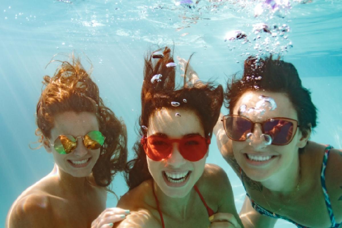 Amigas buceando en la piscina