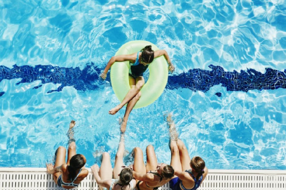Jóvenes en una piscina comunitaria