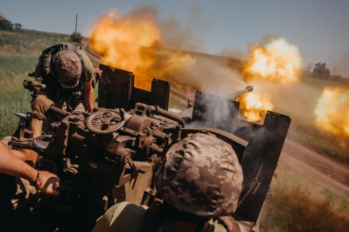 Soldados ucranianos disparando cañón antiaéreo montado desde las inmediaciones de Bajmut (Donetsk).