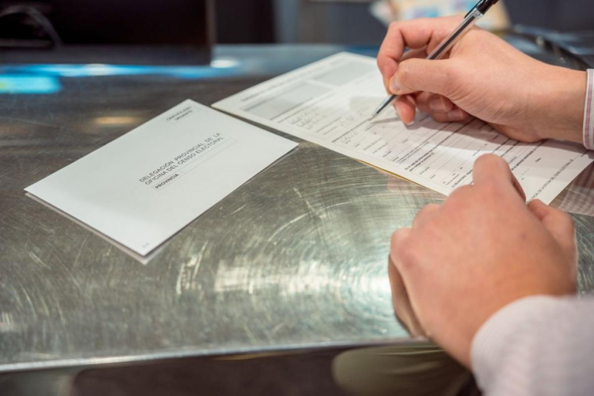 Una persona rellena un formulario para votar por Correo el 14 de junio de 2023.