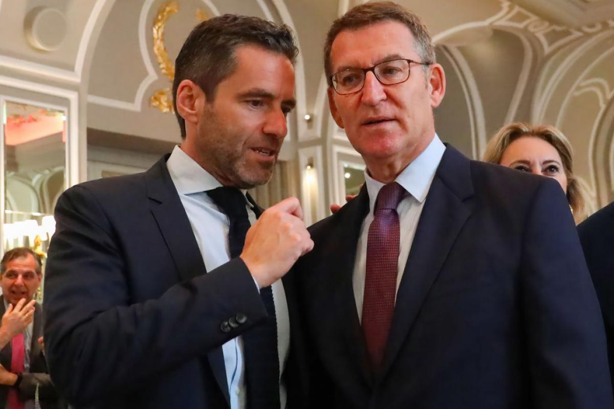 Alberto Núñez Feijóo, conversando con Borja Sémper, en una imagen de archivo.