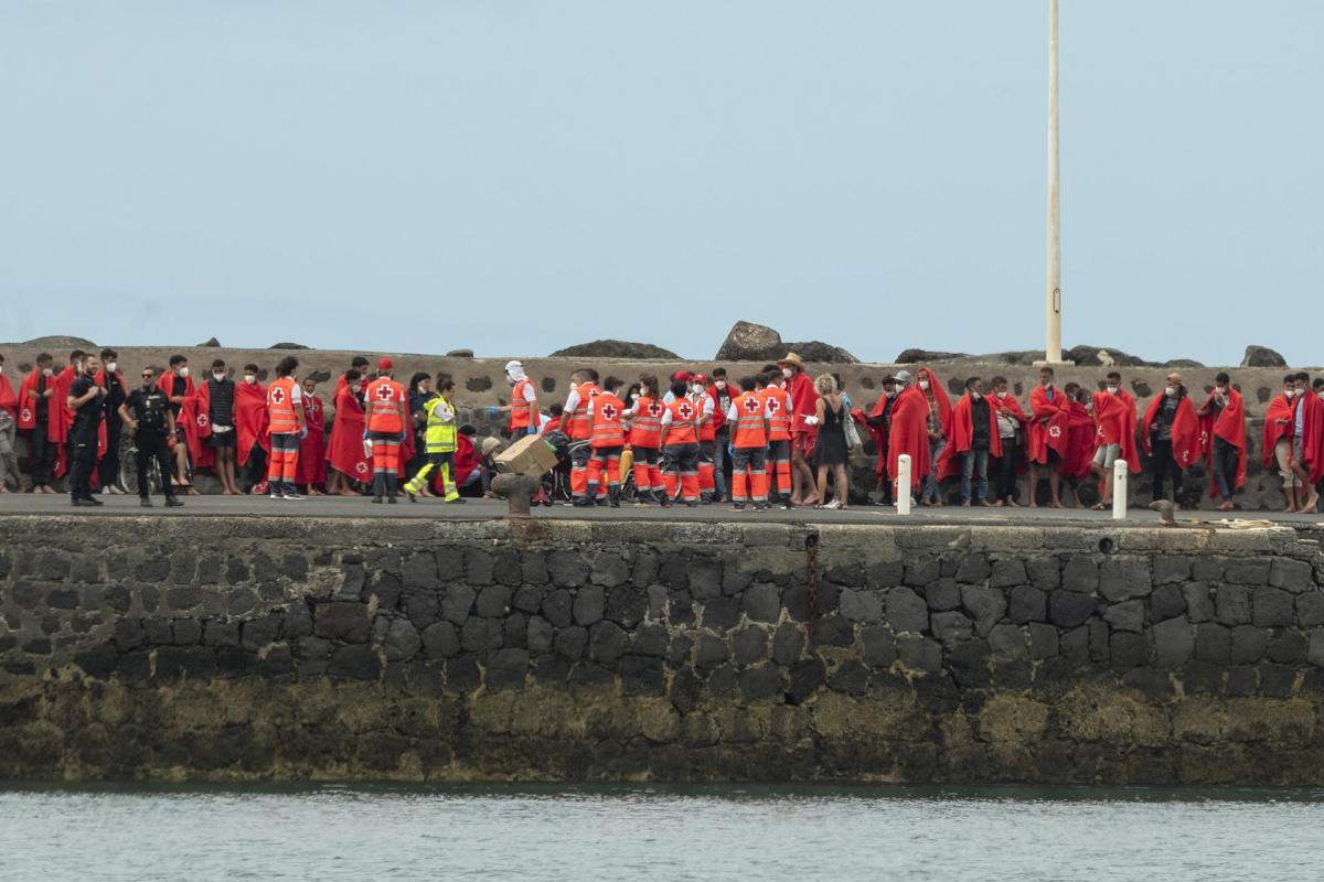 Salvamento Marítimo ha rescatado este miércoles a 51 personas que iban en una patera por la ruta canaria.