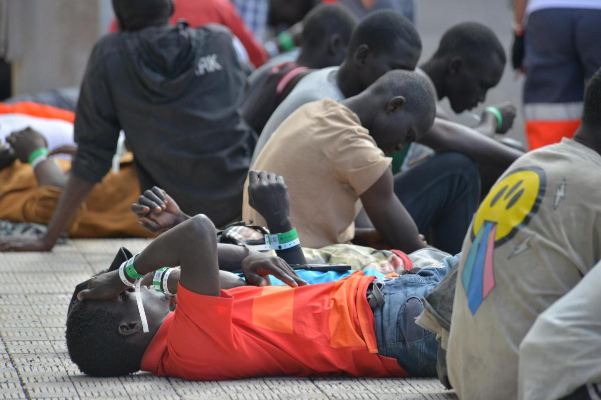 Uno de los ocupantes del cayuco con 121 personas localizado este jueves en El Hierro.