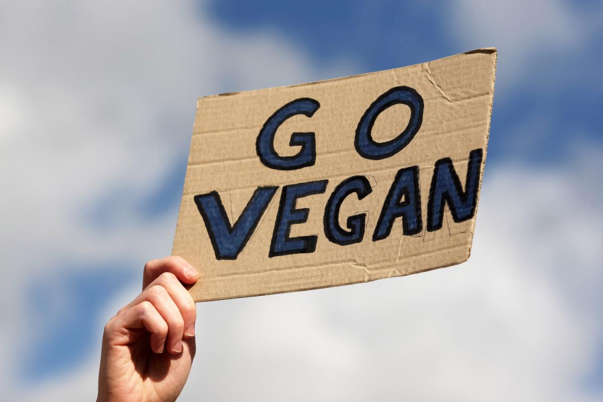 Un cartel que reza 'vamos vegano'.