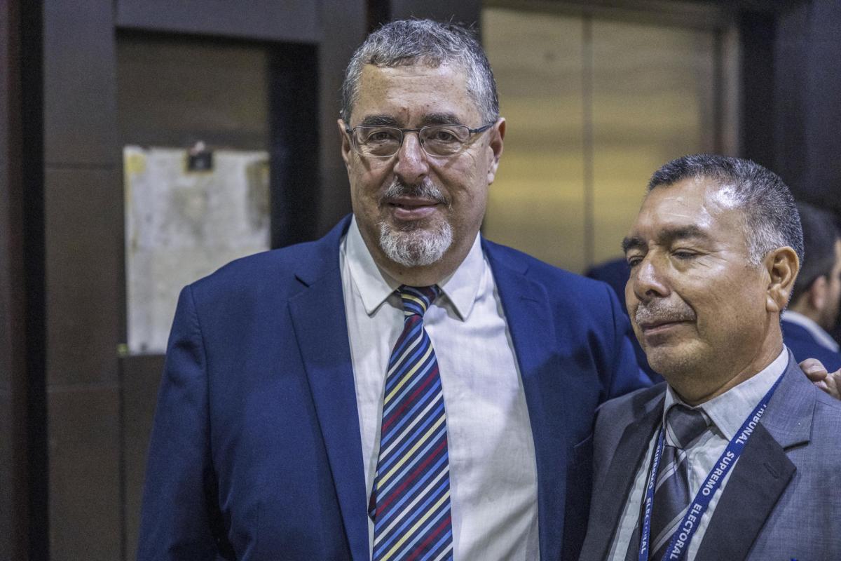 El candidato a la Presidencia por el partido Movimiento Semilla, Bernardo Arévalo (c), al salir del centro de computo del Tribunal Supremo Electoral (TSE), este lunes en Ciudad de Guatemala. El candidato de izquierda obtuvo este lunes un inesperado segundo lugar en las elecciones presidenciales de Guatemala, dominadas por la exprimera dama Sandra Torres Casanova, a la espera de enfrentarse ambos en una segunda vuelta en agosto.