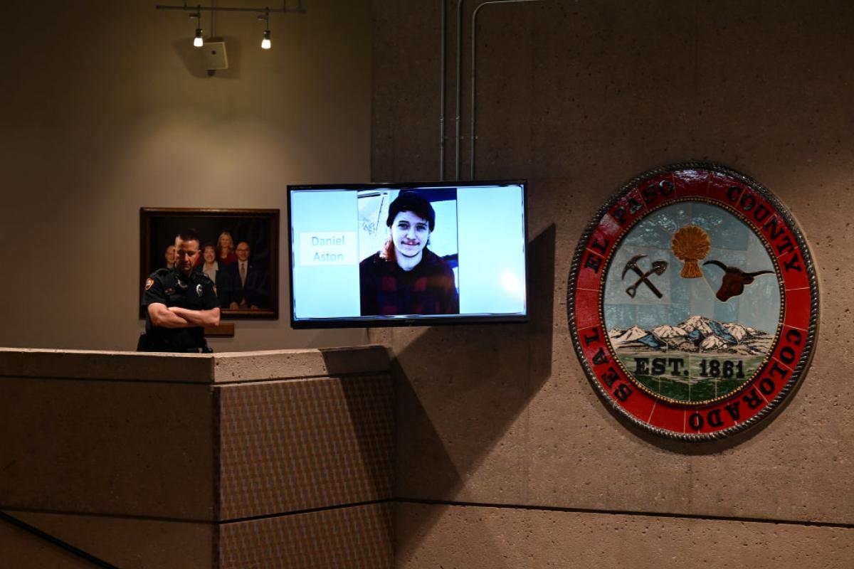 El retrato de Anderson Lee Aldrich proyectado sobre una pantalla en la rueda de prensa posterior al juicio.