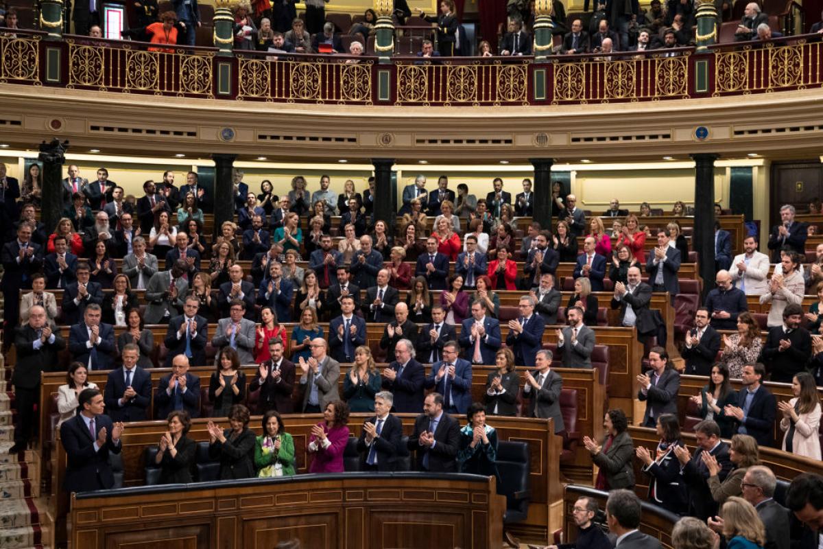 Los diputados del PSOE y de Unidas Podemos aplauden tras la votación de investidura que dio la presidencia del Gobierno a la coalición de ambos partidos el 4 de febrero de 2020.