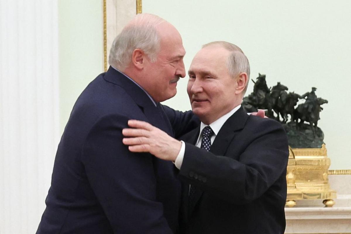 Lukashenko y Putin, abrazados en una imagen repetida mil veces