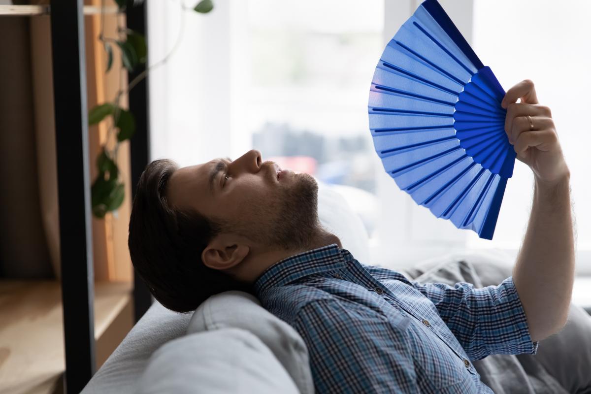 Un hombre que no puede más de calor en su casa.