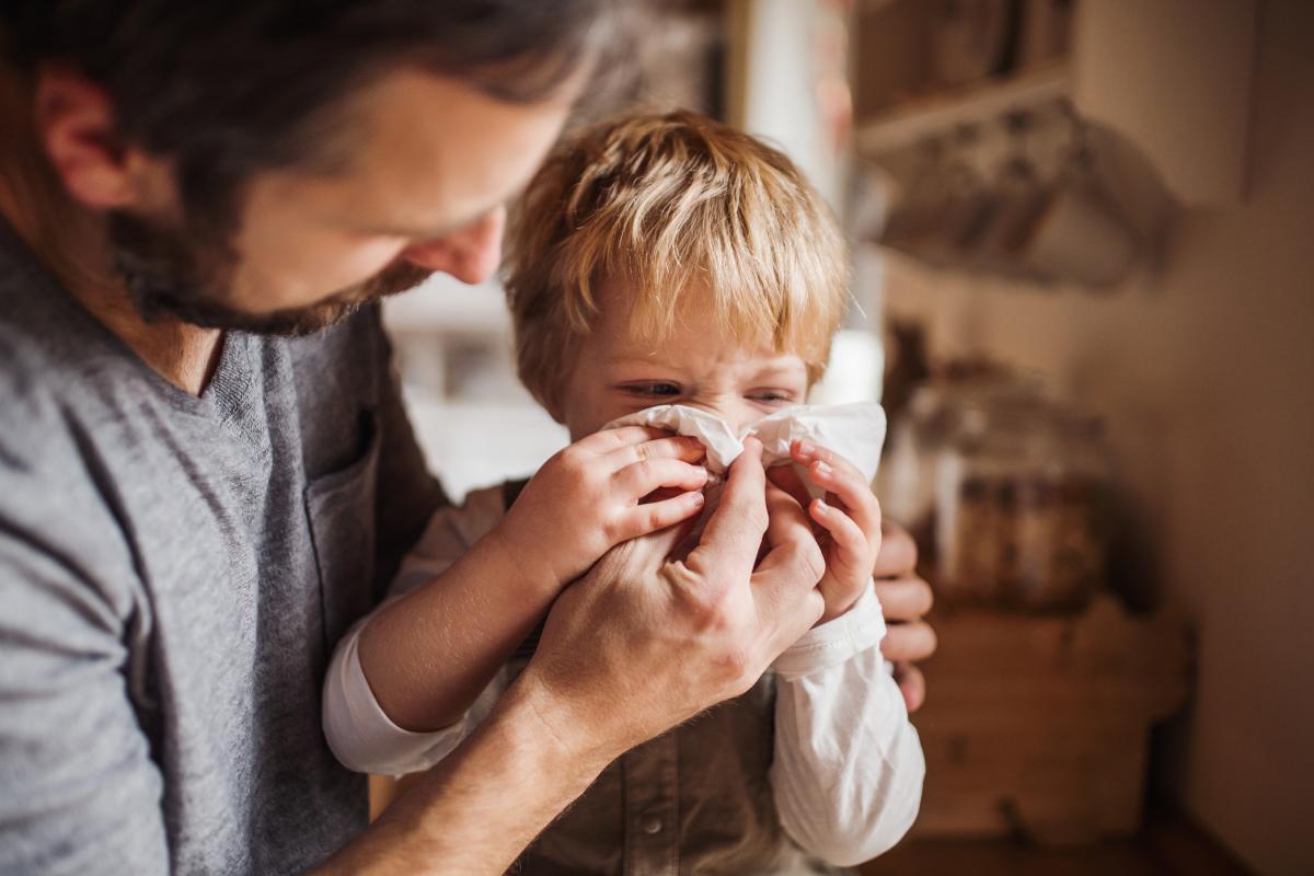 Un padre cuidando de su pequeño enfermo.